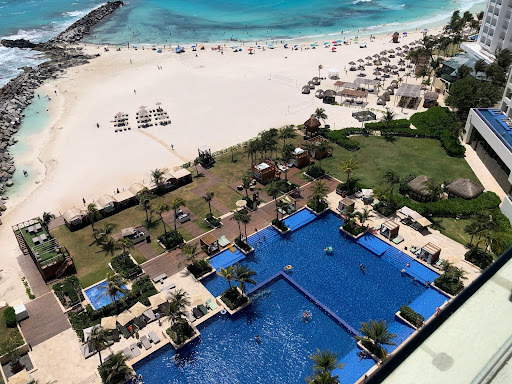 Celebrating a Milestone in Cancun: A Perfect 12 person Family&nbsp;Getaway